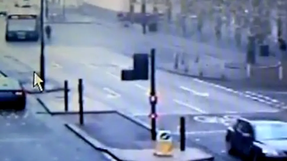 Șocant: Un șofer de autobuz spulberă intenționat un biciclist! (Video)