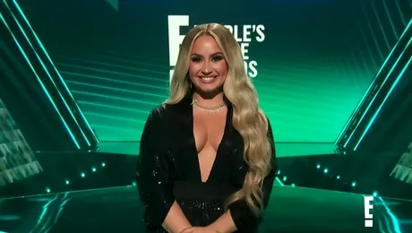 Cântăreața Demi Lovato se identifică drept non-binară