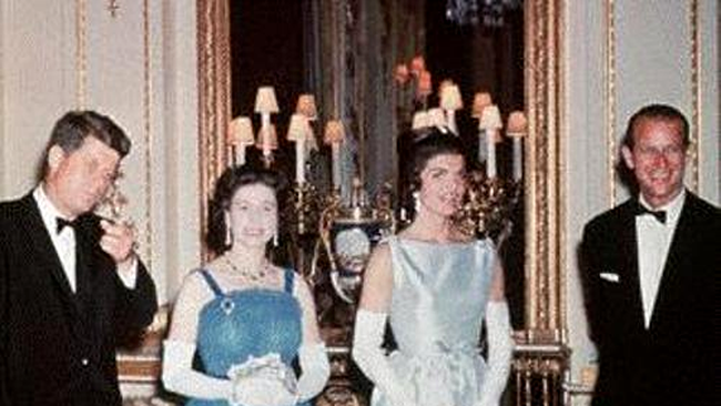 Regina Elisabeta a II-a cu J.F. Kennedy (presedinte SUA: 20 ianuarie 1961 - 22 noiembrie 1963)