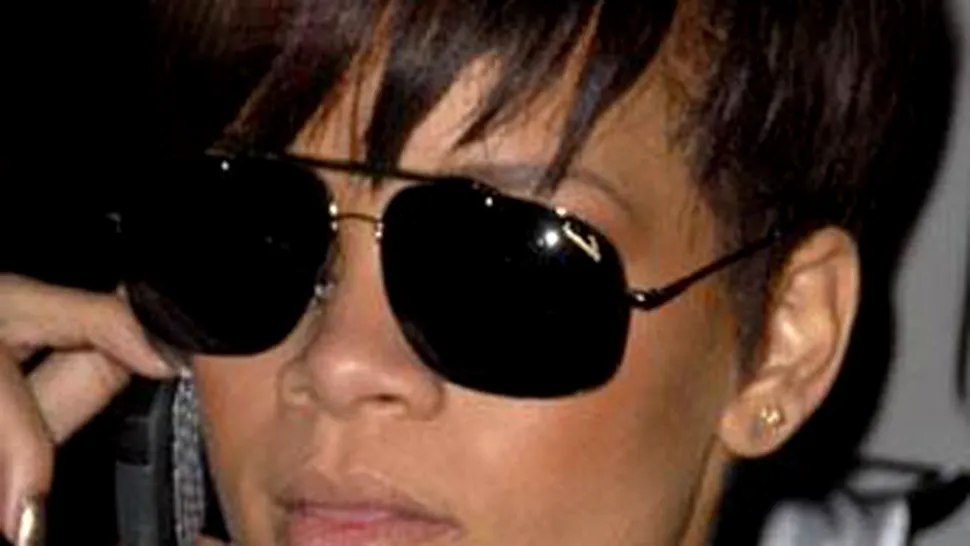 Rihanna ascunde semnele bataii, cu ochelari de soare