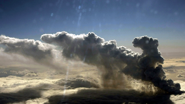 Eruptia vulcanica din Islanda este spectaculoasa, dar periculoasa