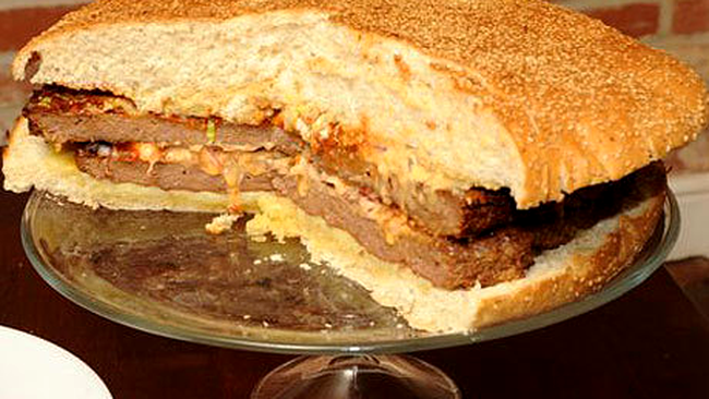 Cel mai mare burger din Marea Britanie are diametrul de 30 cm si peste 13.000 de calorii