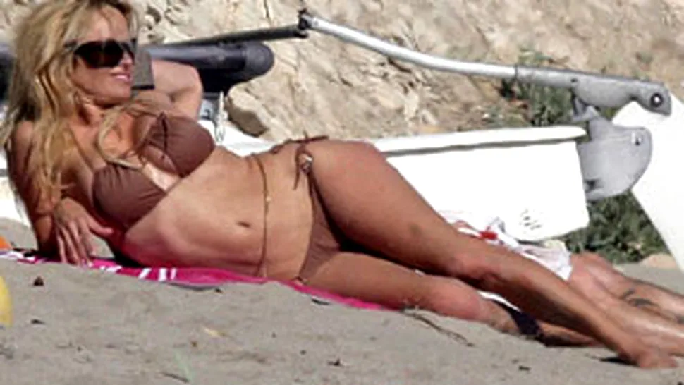 Pamela Anderson, in bikini pe o plaja din Miami! (poze)