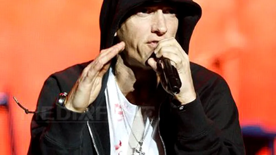 Eminem, cea mai populara vedeta pe Facebook