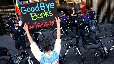 Sute de mii de americani isi muta conturile din banci in cooperative de credit