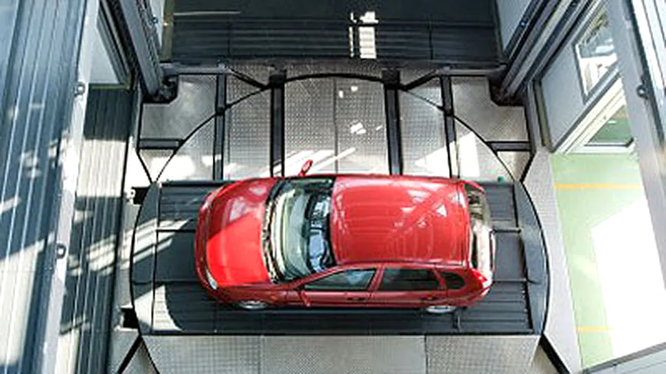 De la rusi vine ideea: masini urcate cu liftul in parcare!