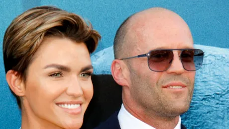Iubita lui Jason Statham arată fenomenal! Cei doi se pregătesc de nuntă – FOTO