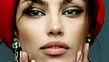 Mădălina Ghenea este însărcinată. A pozat goală pentru a-şi anunţa sarcina- FOTO