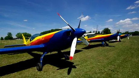 Show aviatic in cinstea copiilor, la Clinceni (Poze)