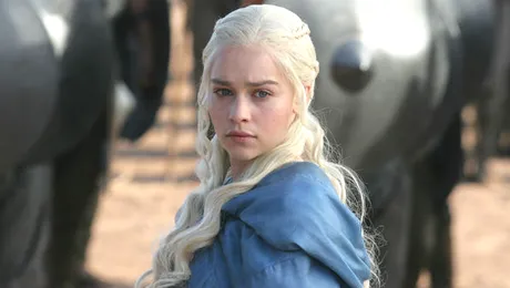 Eşti fan Daenerys Targaryen din „Urzeala tronurilor”? Cum arată sora ei geamănă!