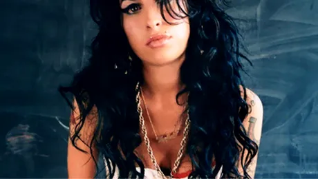 Amy Winehouse revine pe scena, cu un bust nou