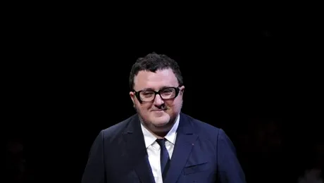 Designerul Alber Elbaz, fost director de creație al casei Lanvin, a murit din cauza COVID-19