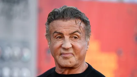 Paramount+ lansează o primă imagine a lui Sylvester Stallone ca șef al mafiei în noul serial al lui Taylor Sheridan „Tulsa King”