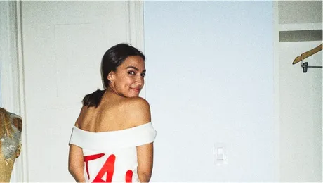 AOC a apărut la Met Gala cu un mesaj politic inscripționat pe rochie
