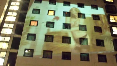 Studentie la maximum! Au proiectat filme „deocheate” pe peretele internatului!