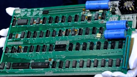 Primul calculator facut de Steve Jobs, vandut la licitatie cu 210.000 dolari