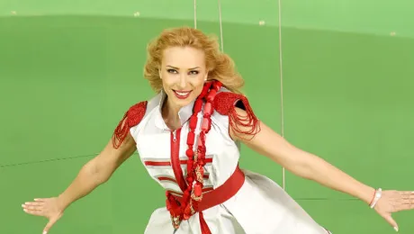Pentru imnul PRO TV, Iulia Vântur a trebuit să zboare!