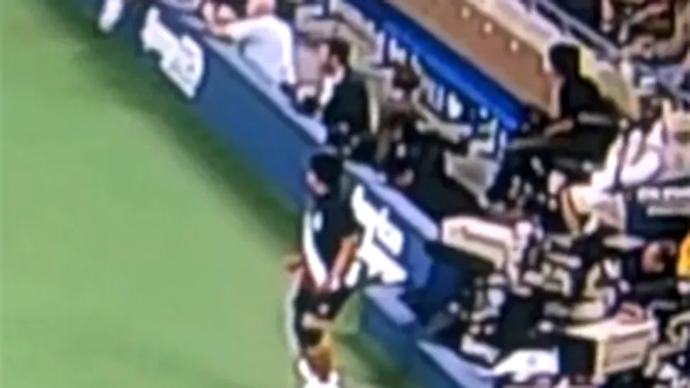 Un copil de mingi, la un pas sa-si rupa gatul la US Open - VIDEO