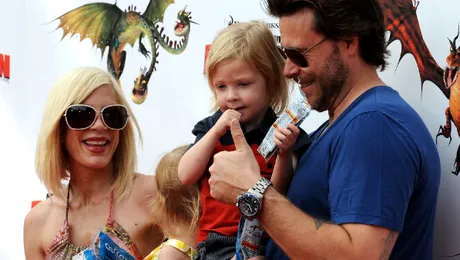 Tori Spelling îşi arată burtica în public