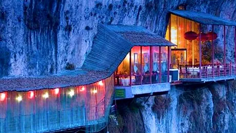 Fangweng – restaurantul „agățat” de stâncă (Poze)