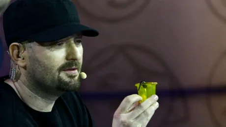 Tratament cu lipitori pe scena „iUmor”