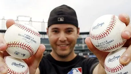 RECORD: Un sportiv a prins o minge de baseball aruncată din elicopter (Video)