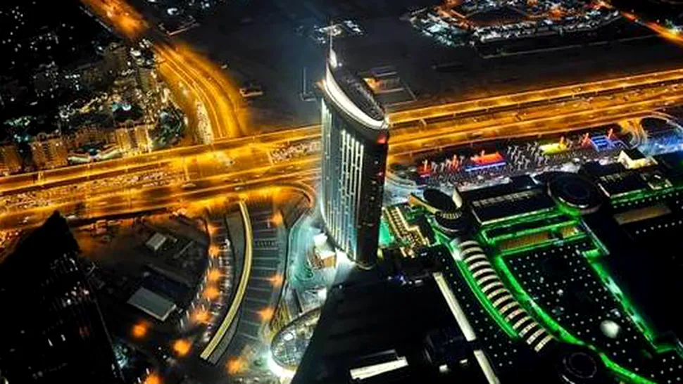 Vezi orasul Dubai noaptea, din turnul Burj Khalifa (Poze)