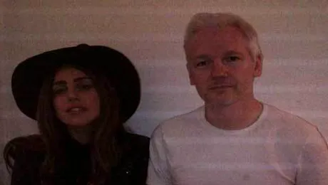 Lady Gaga l-a vizitat pe Julian Assange, fondatorul Wikileaks