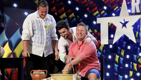 Smiley şi Pavel Bartoş se apucă de olărit