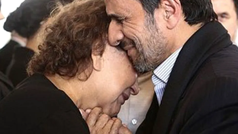 Iranienii sunt șocați: Ahmadinejad a îmbrățișat o femeie