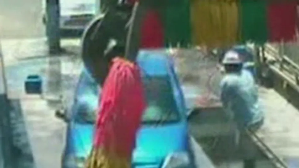 Un sofer beat a distrus o spalatorie auto (VIDEO)