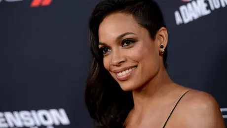 Rosario Dawson a adoptat o fetiţă