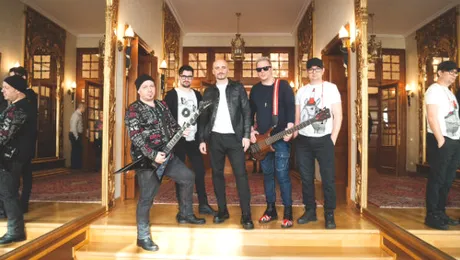 Voltaj a cântat pentru un cuplu proaspăt căsătorit, de Valentine’s Day!