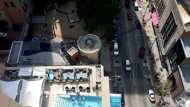 <p>Puține lucruri îți mai taie respirația în ziua de astăzi, însă nu ai cum să nu simți ceva uluitor atunci când vezi o asemenea piscină. </p> <p>Pisicinele exterioare pe care vi le prezentăm sunt amplasate la etaje superioare, au peretii exterior din sticlă, astfel că nimic nu se compară cu senzația pe care o poți simți in bazin. Deopotrivă parcă te respinge și te atrage. </p> <p>Nu ne imaginăm senzația pe care o ai atunci când înoți pe fundul bazinului și privești spre trotuarul din fața clădirii. </p> <p>Asemenea piscine se regăsesc în Dubai, Noua Zeelandă, Dallas, SUA sau Melbourne, Australia. </p> <p>Desigur, deși par simple, nu oricine și le permite acasă, astfel că pot intra în categoria lux.</p> piscina