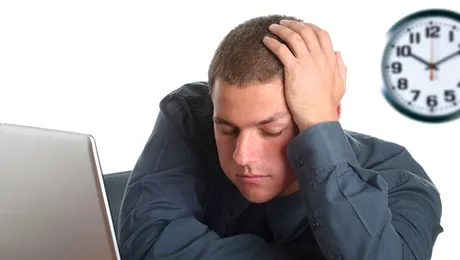 Romani, la culcare! Lipsa somnului este cauza productivitatii scazute