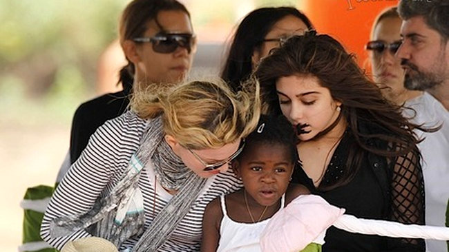 Madonna alaturi de copii