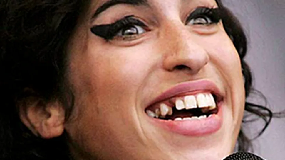 Amy Winehouse trage vodca pe nas