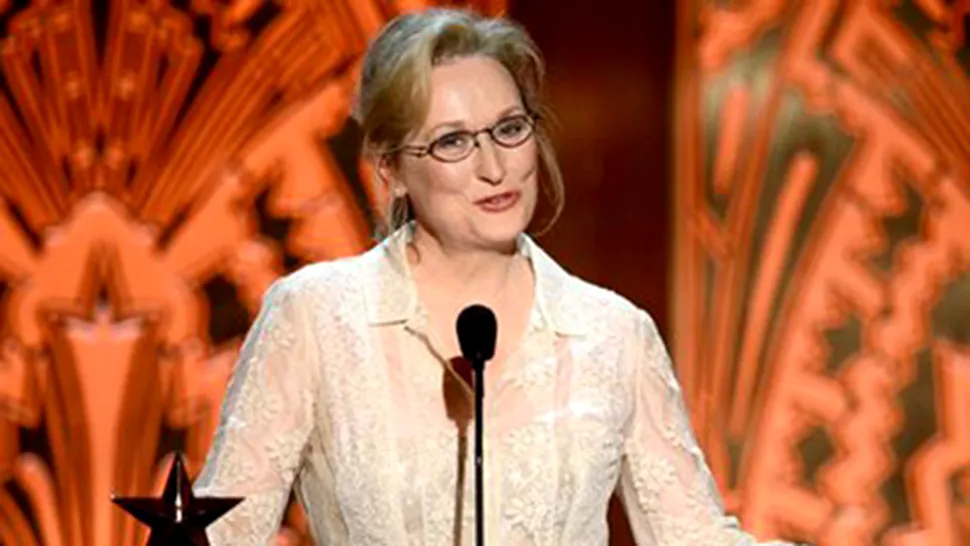 Meryl Streep se relaxează tricotând