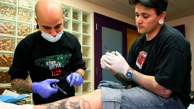 Implant de silicoane pentru un tatuaj