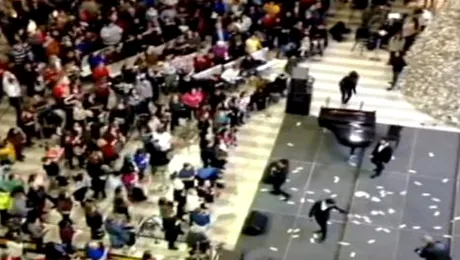 Și-a aruncat ultimii 1.000 de dolari în mulțime