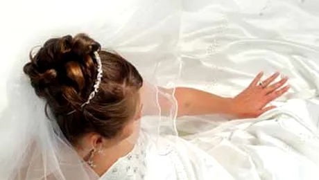 Rochie de mireasa facuta din hartie igienica! (video)