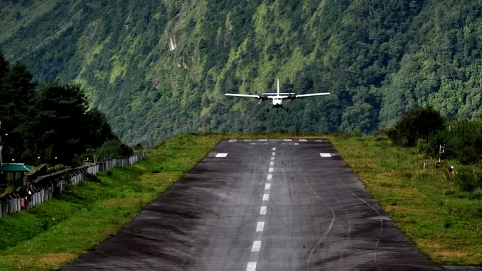 Cel mai înspăimântător aeroport este în sat, la marginea prăpastiei! (Video)
