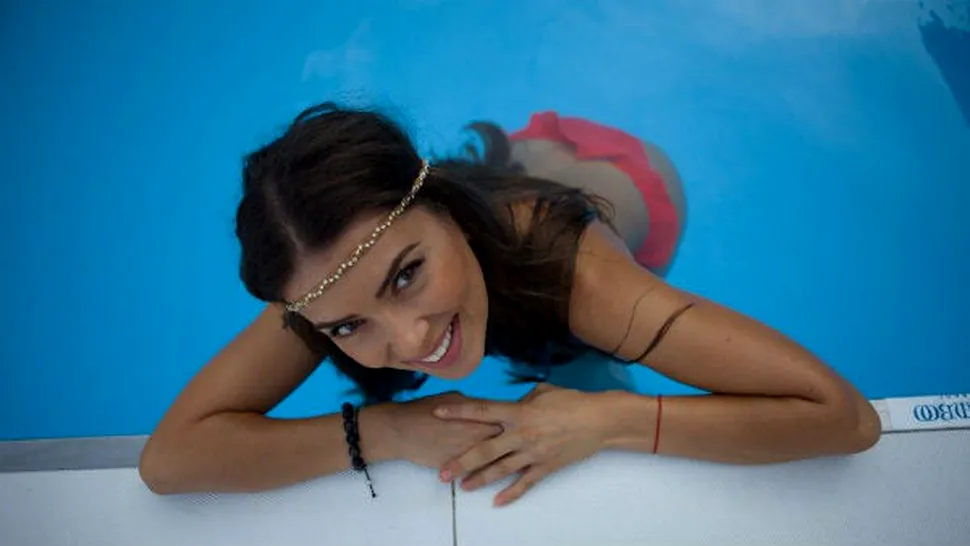 Laura Teodoru se răcoreşte la piscină (Poze)