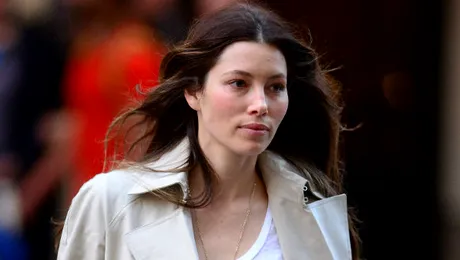 Jessica Biel îşi ascunde sarcina?