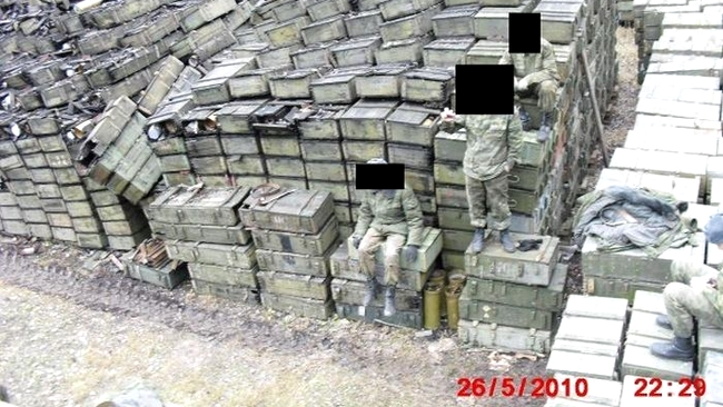 Lazile sunt stivuite cu mare "atentie", pentru a nu cadea