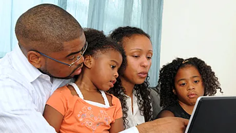 Monitorizeaza-ti copilul pe Facebook, fara sa-i fii „prieten”