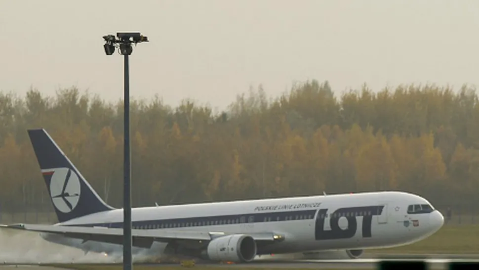 Un pasager a filmat aterizarea fortata a avionului din Polonia (Video)