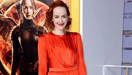 Jena Malone, surprinsă într-o ipostază stânjenitoare pe covorul roşu