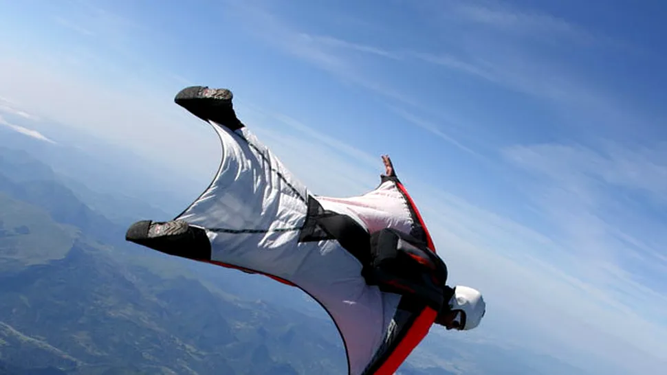Primul zbor cu wingsuit realizat în România (Video)
