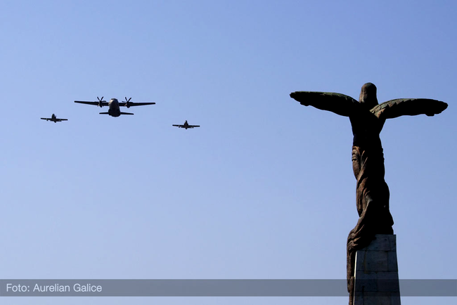 Spartan C-27J survoland deasupra Monumentului Eroilor Aerului